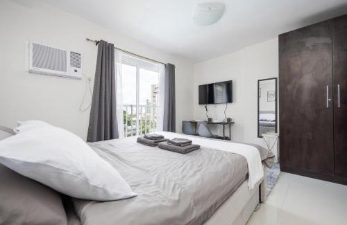 Mandaue Apartment | Studio Unit Near SM City and Ayala with Pool, Gym, Balcony and Fast Wifi