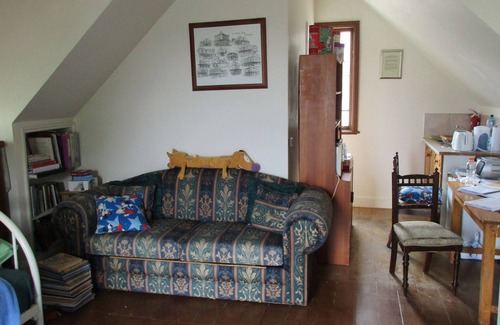 Bathurst Apartment | Studio. Upstairs small studio close to CBD