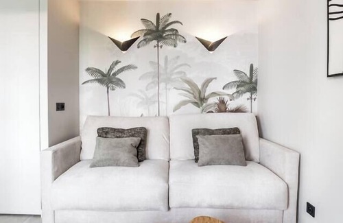 Vaise Apartment | Studio Valmy Metro Station