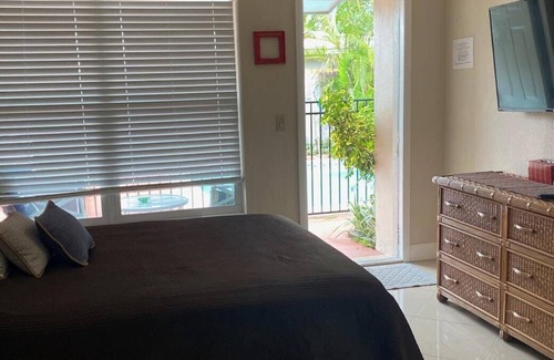 Central Oakland Park House | Studio Villa with shared pool and free WIFI