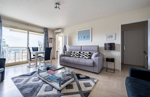 Le Cannet Apartment | Studio with sea and pool view