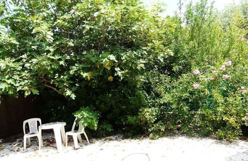 Carqueiranne Apartment | Studio with shady garden near the beach, Les Grillons Beau Rivage