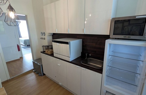 Gablenz Apartment | Studio with workplace and balcony in a quiet location close to the city.