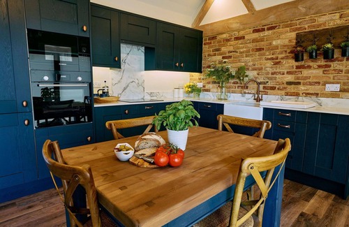 Walton House | Stunning villa for 2 people with pool, hot tub, WIFI, TV, terrace and pets allowed
