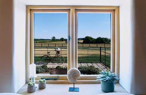 Walton House | Stunning villa for 2 people with pool, hot tub, WIFI, TV, terrace and pets allowed