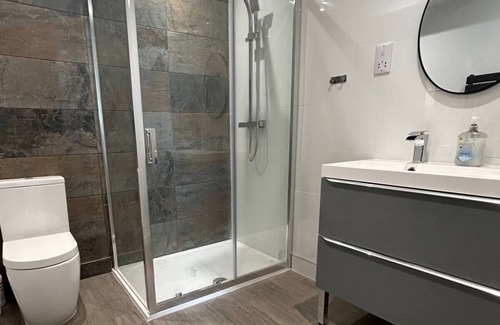 Cheltenham Apartment | Stunning 2 BD Apartment in Cheltenham