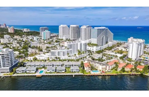 Survey Creek House | Stunning 2 bedroom townhouse - STEPS to the beach!
