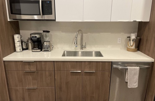 Central Fort Lauderdale House | Stunning 2021 modern home of an artist 2 miles from beach. Sleeps 6