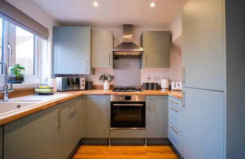 Moffat House | Stunning 3 Bed Home in Somerset with 2 Parking Spaces