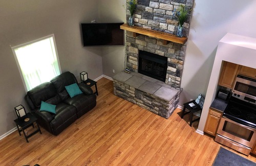 Primrose Cabin | Stunning 3 bedroom cabin in Deer Water Lake with hot tub and wi-fi