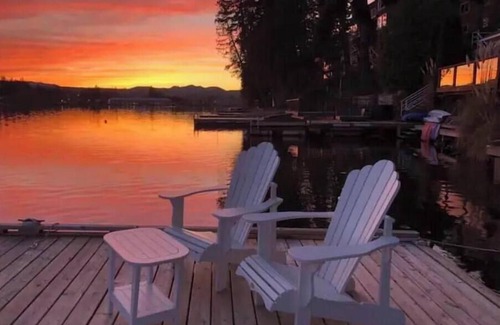 Regional District of Nanaimo House | Stunning 3 Bedroom Lakefront Villa in the City