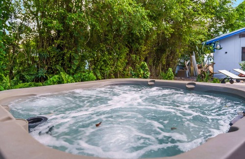 Coral Terrace Apartment | Stunning 3 BR/2 BA Split-Level w Rooftop & Hot Tub Near Miami University