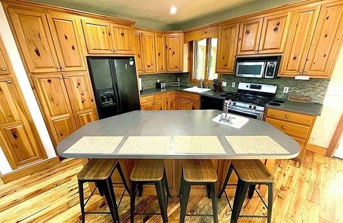 Helen Ski Chalet | Stunning 3 Level Chalet, 3 Miles to Helen, Mountain Views, Fire Pit, Pool, Golf.