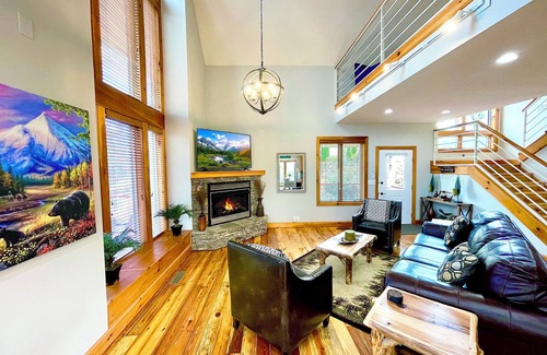 Helen Ski Chalet | Stunning 3 Level Chalet, 3 Miles to Helen, Mountain Views, Fire Pit, Pool, Golf.