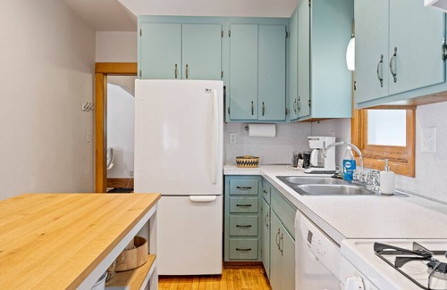 Merriam Park House | Stunning 3br close to everything! Clean and bright