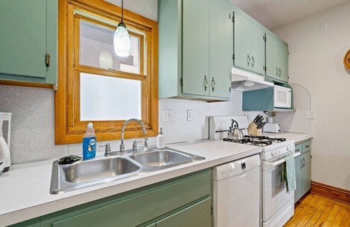 Merriam Park House | Stunning 3br close to everything! Clean and bright