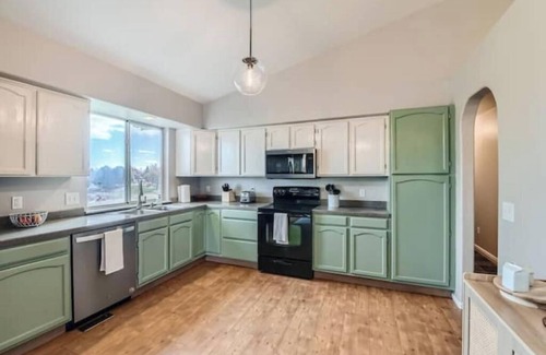 Broomfield House | Stunning 4 BDR Fully Furnished Home in Broomfield