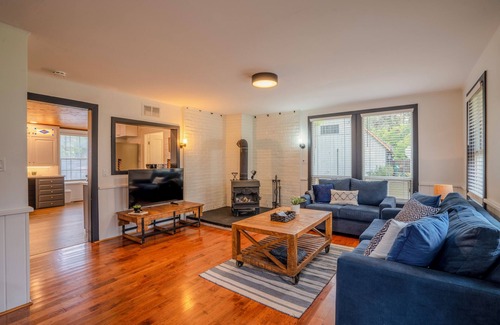 Vaughan House | Stunning 4 Bed 2 Bath Farm Home - On 2.5 Acres - Fully Furnished with WIFI!