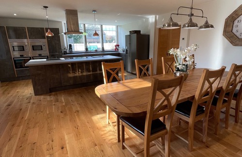 Mere House | Stunning 4 bed Grade II Listed former Methodist Chapel with hot tub, sleeps 8-10