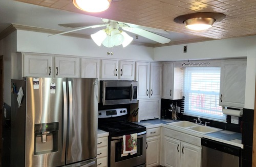 Columbus House | Stunning 4-bedroom all ensuite with a beautiful backyard. Plenty of free parking