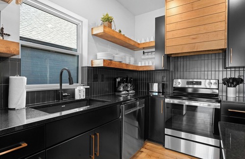Hollister Cabin | Stunning 4 bedroom home! Indoor and Outdoor pool! Hot Tub!