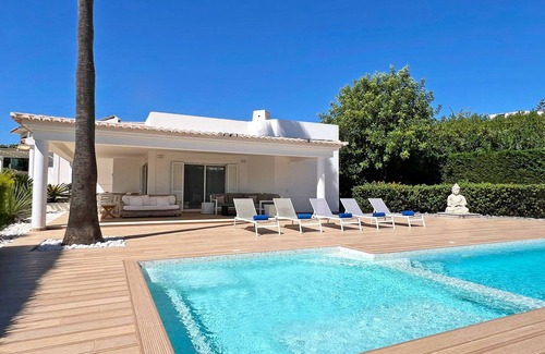 Alpouvar Villa | Stunning 4-Bedroom Villa, Pool with Hydromassage - Perfect for Families