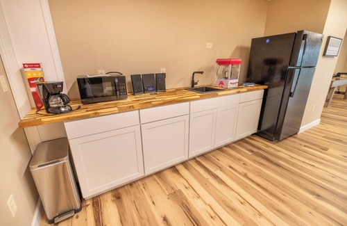 Kodak House | *Stunning 4BD Lodge w/VIEWS! Games + Theater!*