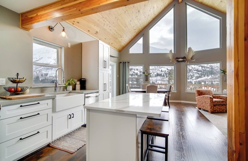 Eagle River House | Stunning Alaskan Getaway w/River & Mtn Views