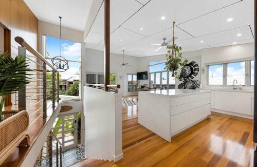 Alexandra Headland House | Stunning Alex Heads Beach House - Pet friendly