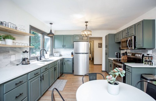 Massanutten House | Stunning and Expansive 15 bedrooms Situated Close to Ski Slopes