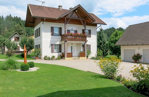 Augsdorf House | Stunning private villa for 6 guests with WIFI, TV and patio