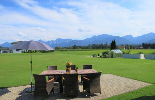 Augsdorf House | Stunning private villa for 6 guests with WIFI, TV and patio