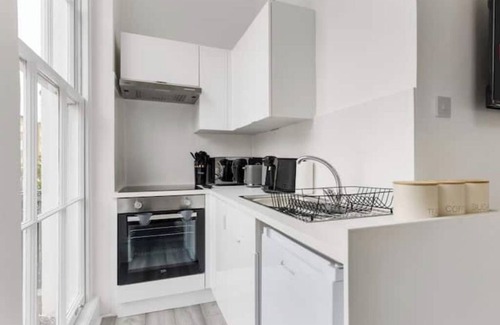 Regent's Park Apartment | Stunning Baker St Flat w/Terrace