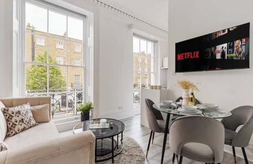 Regent's Park Apartment | Stunning Baker St Flat w/Terrace