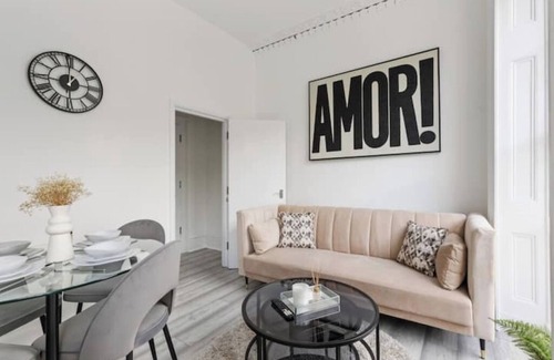 Regent's Park Apartment | Stunning Baker St Flat w/Terrace