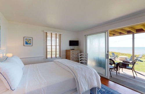 Nantucket House | Stunning Beach Front - w/ Hot Tub & Fire Pit