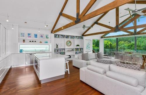 Casuarina House | Stunning Beachfront On She oak