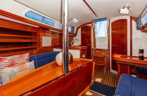 Belem Boat Rental | Stunning Boat 2 BEDROOMS, WC, high ceiling