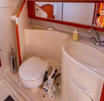 Belem Boat Rental | Stunning Boat 2 BEDROOMS, WC, high ceiling