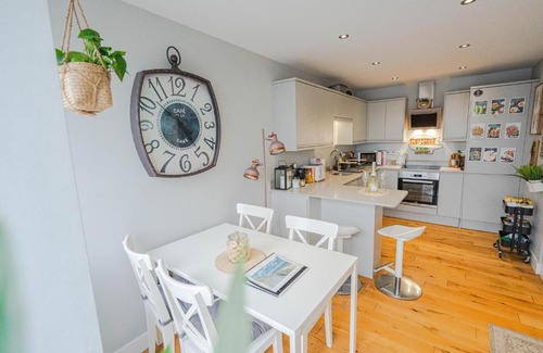 Boscombe Apartment | Stunning Bright Two Bedroom Apartment In Southbourne