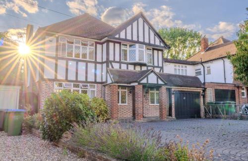 Eltham South House | STUNNING Character Home , Rustic Charm Meets Modern Living