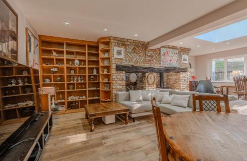 Eltham South House | STUNNING Character Home , Rustic Charm Meets Modern Living