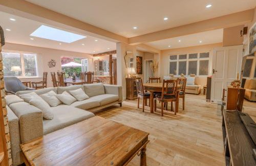Eltham South House | STUNNING Character Home , Rustic Charm Meets Modern Living