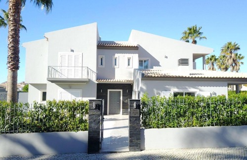 Vale Formoso Villa | Stunning contemporary detached villa in Almancil