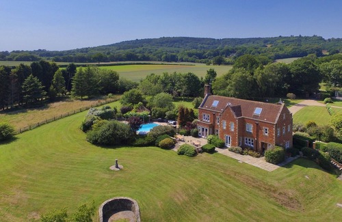 Dorking House | Stunning Country Estate & Pool 45 mins by train from London in 10 acres