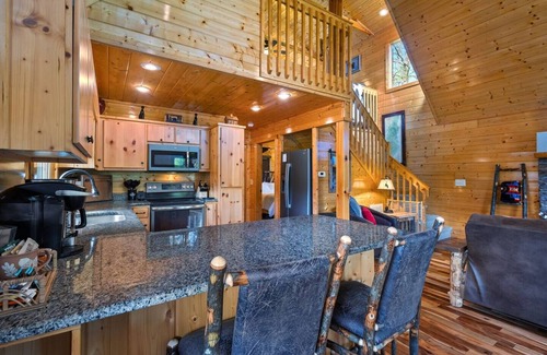 Murphy Cabin | Stunning Craftsman chalet close to Murphy. Hot Tub, Fire Pit, Dog Friendly