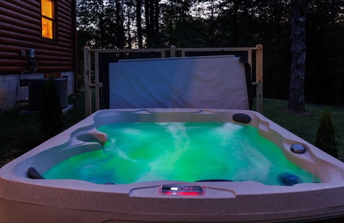 Murphy Cabin | Stunning Craftsman chalet close to Murphy. Hot Tub, Fire Pit, Dog Friendly