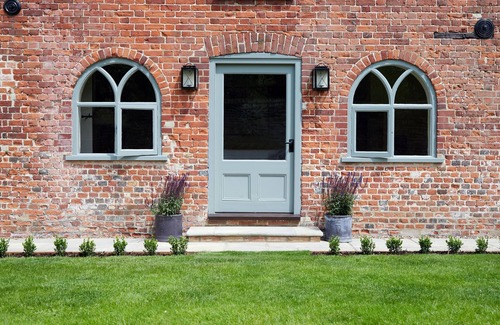Banningham House | Stunning, dog friendly 3 bedroom/3 bathroom cottage close to beaches & short stroll to pub