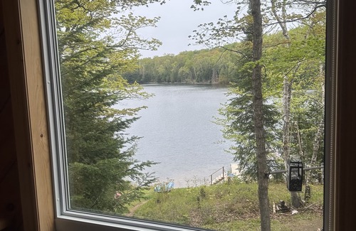 Harcourt Cottage | Stunning Fall Colours, Lake and Forest view, hiking.