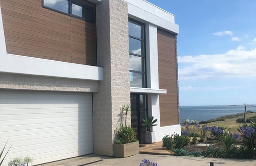 Middleton House | Stunning Family Home Ocean Views - 1 min walk from the beach!